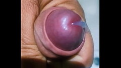 גבר מוסתר לחלוטין בכיור האמבטיה ומסיר זרע Thumb