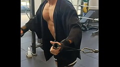 肌肉男練胸 Thumb