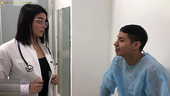 doctora sexy se folla a su paciente con polla gigante - culos grandes Thumb