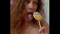 Quer&eacute_s qu&eacute_ esta Milf te la chupe como este Lollipop Thumb