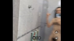 Gozando la m&uacute_sica  en el ba&ntilde_o Thumb