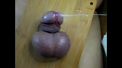 睾丸を潰されて興奮し射精する変態 Thumb