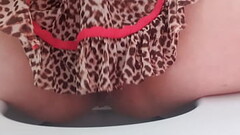 GAROTA SAFADA SENTA PARA FAZER XIXI SEM CALCINHA E COM SUA BUCETA GRANDE E DEPILADA ... DE CAMISOLA  Thumb