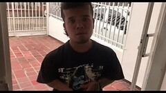 me llega de cliente un enano a comprar el mueble siempre me he preguntado si tienen verga grande o p Thumb