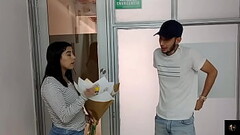 Discute con su novia y para ponerla contenta termina follandole el co&ntilde_o hasta HACERLA CORRER  Thumb