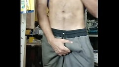 Exibicionismo: peludo bem-dotado no almoxarifado da firma Thumb